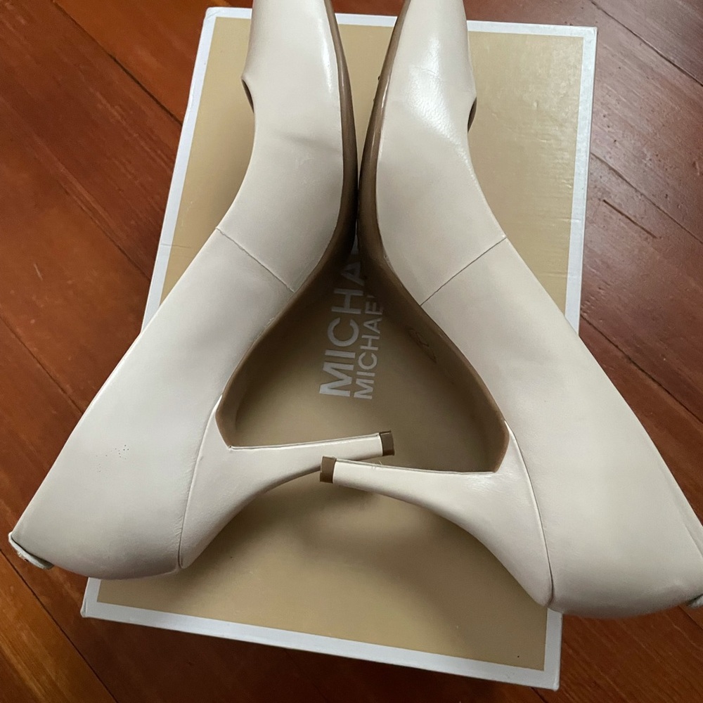 NWOT very elegant and comfortable for party and daily - Picture 2 of 3